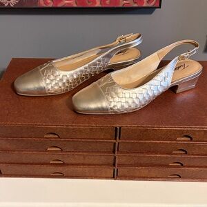 Trotters Women's Gold Slingback Shoes Size 9N NWOT original box